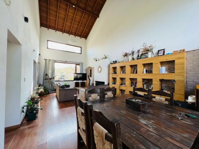 CASA EN VENTA DE 5 DORMITORIOS EN PINARES, PUNTA DEL ESTE