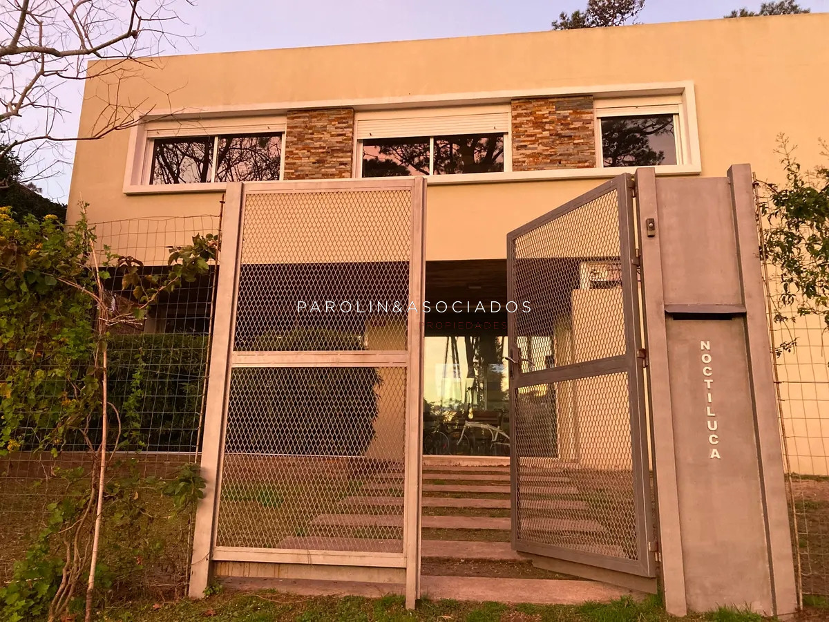 Hermosa casa en venta de 3 dormitorios en Pinares, Punta del Este.