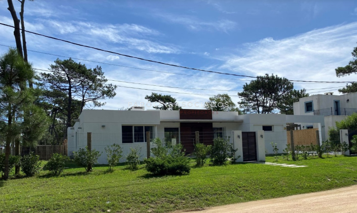Casa en venta de 3 dormitorios en La Barra, Punta del Este.