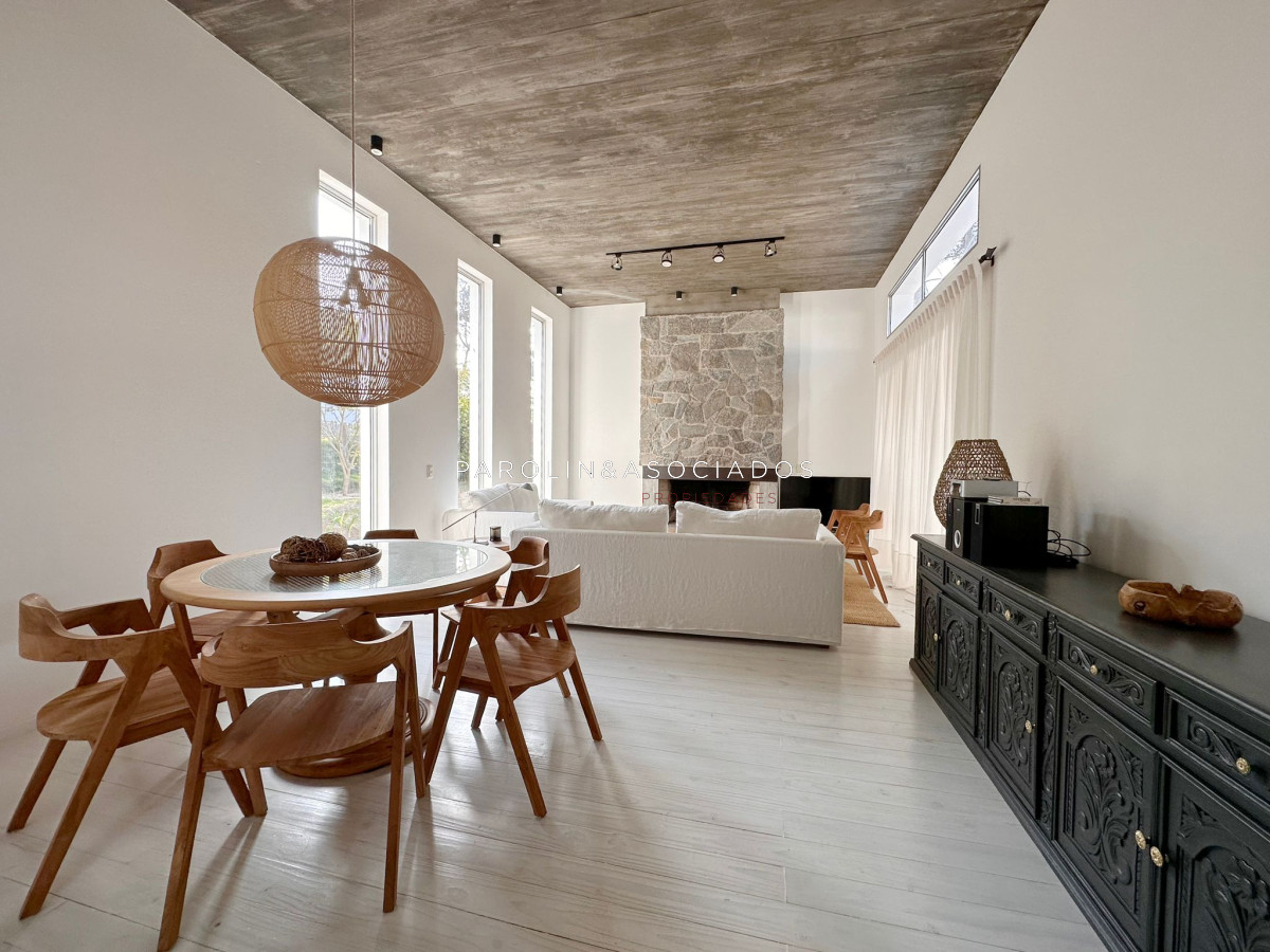 Casa de 4 Dormitorios en venta en San Rafael, Punta del Este.