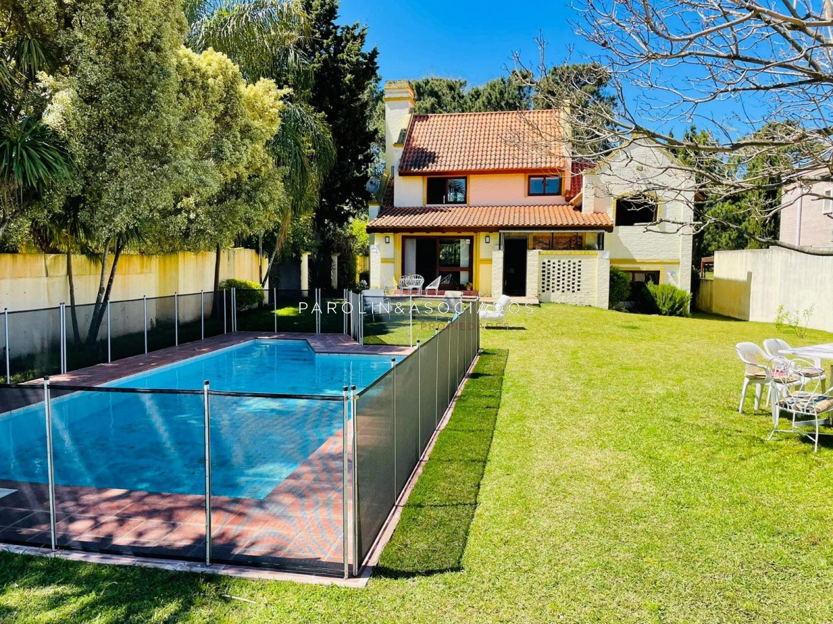 Casa en venta de 4 dormitorios en Beverly Hills, Punta del Este.