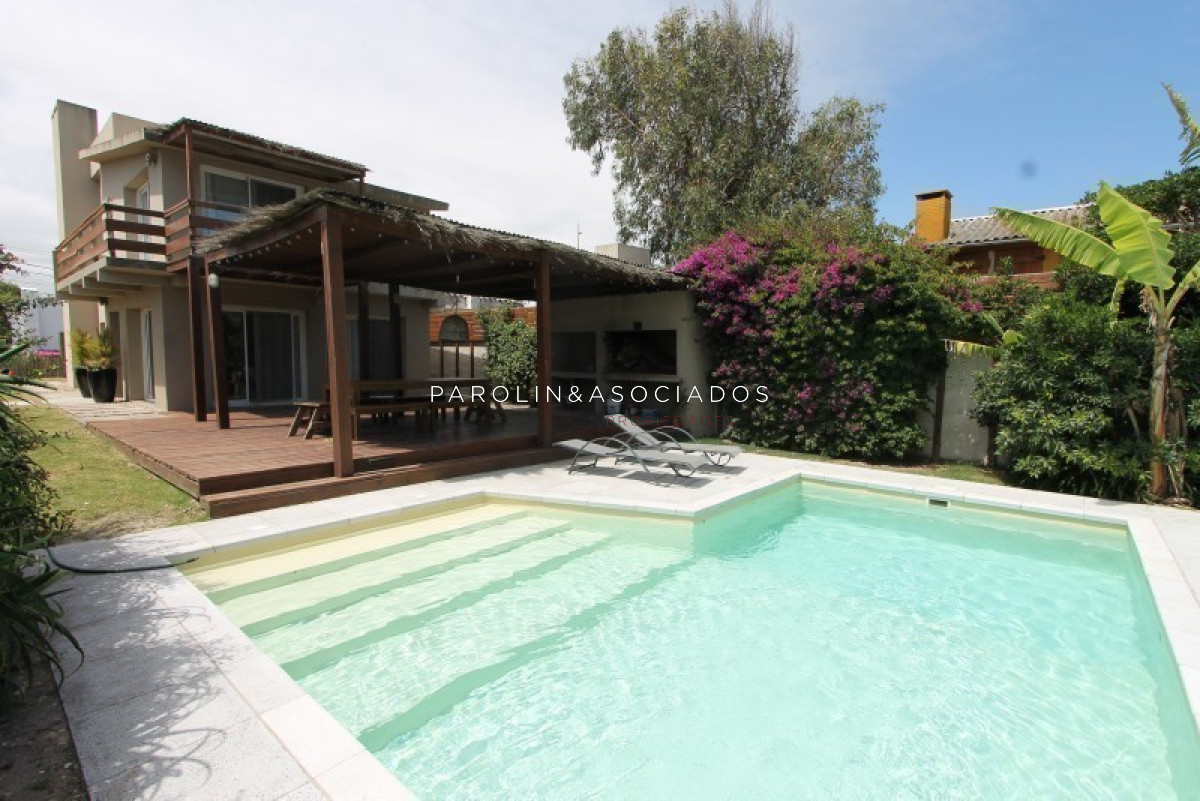 Casa en venta de 3 dormitorios en La Barra, Punta del Este.