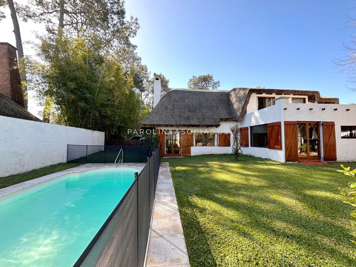 Casa de 5 dormitorios en venta en Pinares, Punta del Este.
