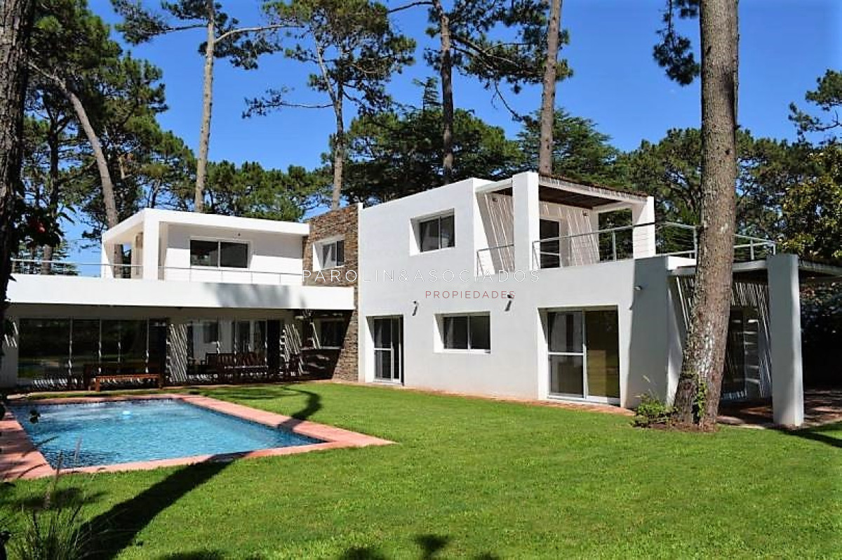 Casa en venta de 4 dormitorios a pasos de la playa Mansa, Punta del Este.
