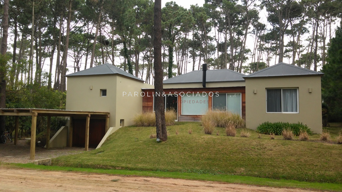 Casa en venta de 3 dormitorios + dependencia en Laguna Blanca, Punta del Este.