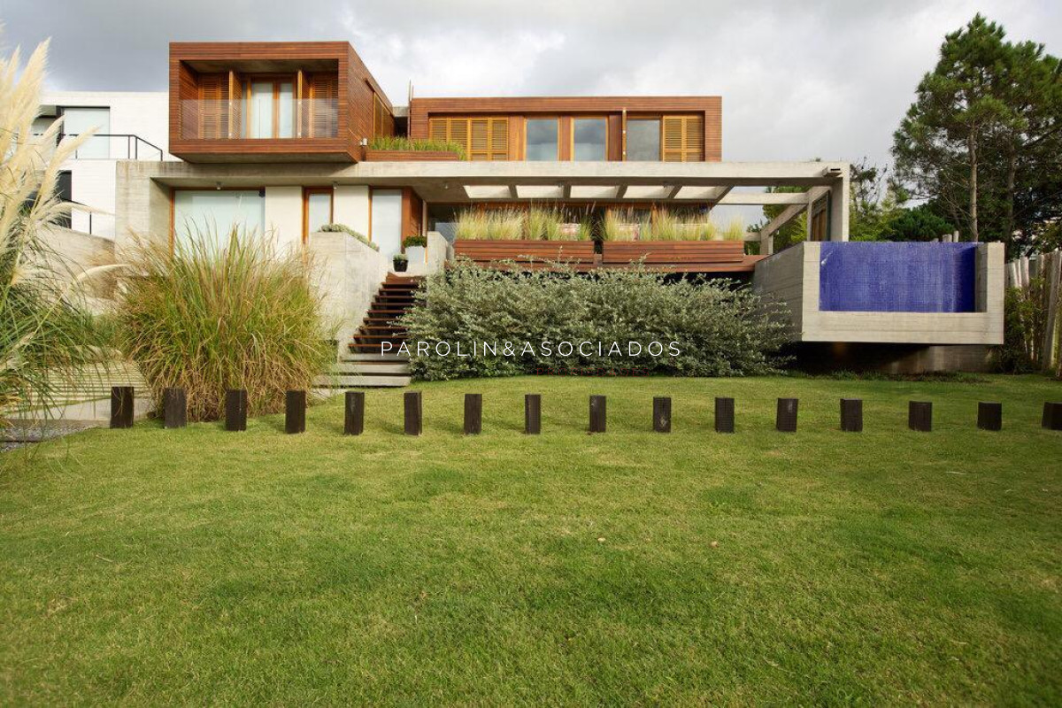 Hermosa casa en venta de 4 dormitorios en La Barra, Punta del Este.