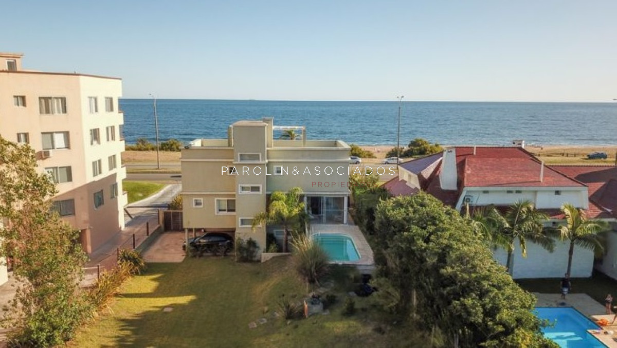 Hermosa casa en venta de 4 dormitorios frente al mar, Punta del Este.