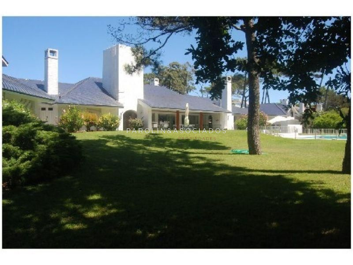 Casa en venta de 4 dormitorios en el Golf, Punta del Este.