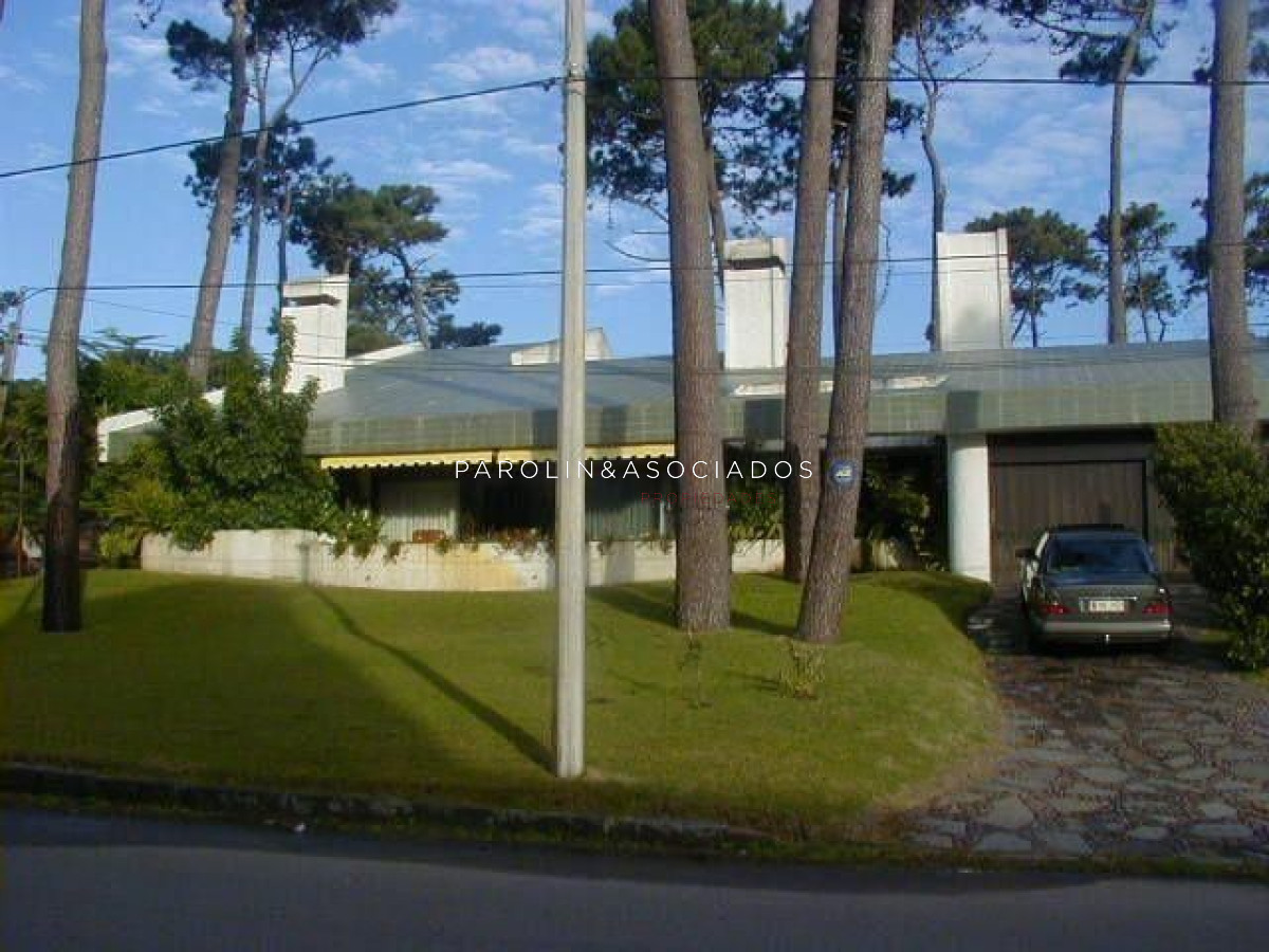 Casa en venta de 3 dormitorios en zona playa Mansa, Punta del Este.