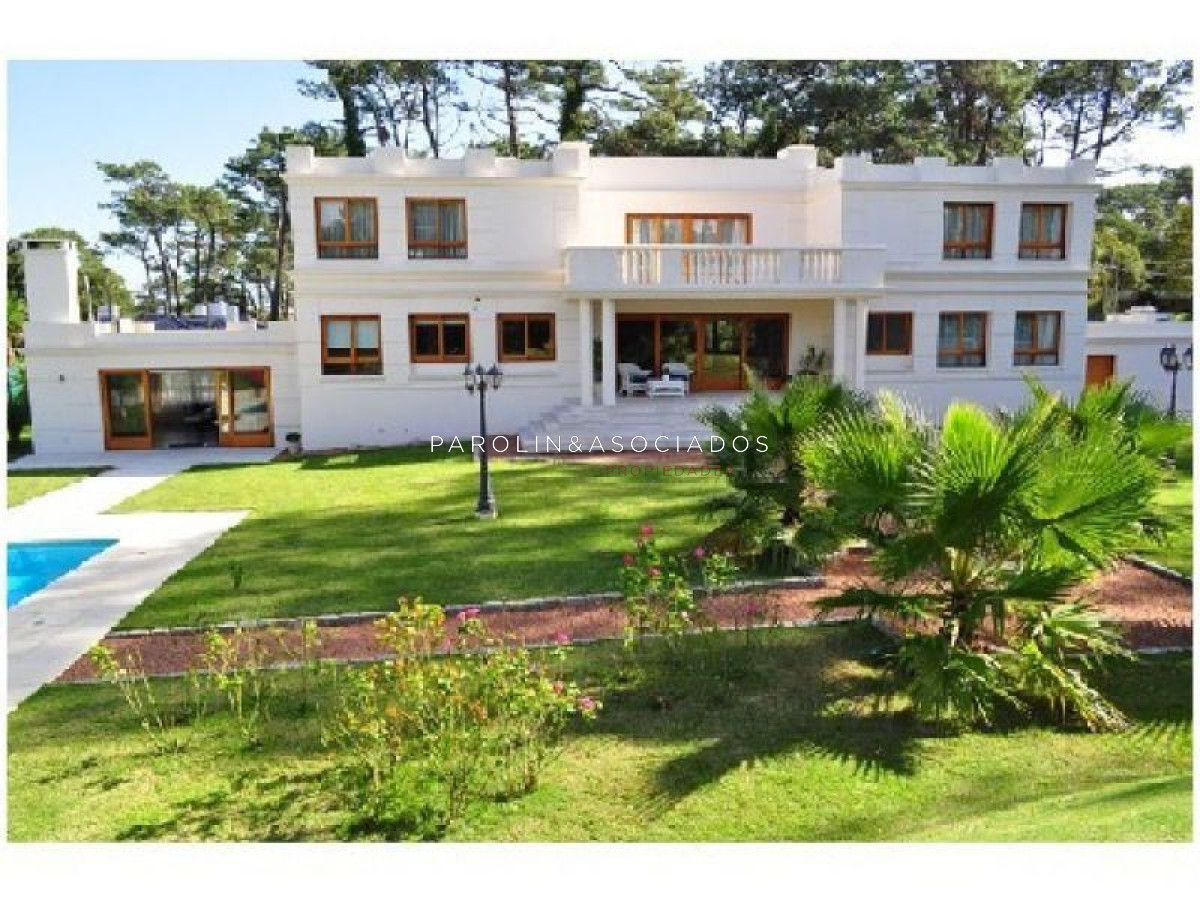 Casa en venta de 5 dormitorios en Playa Mansa, Punta del Este.