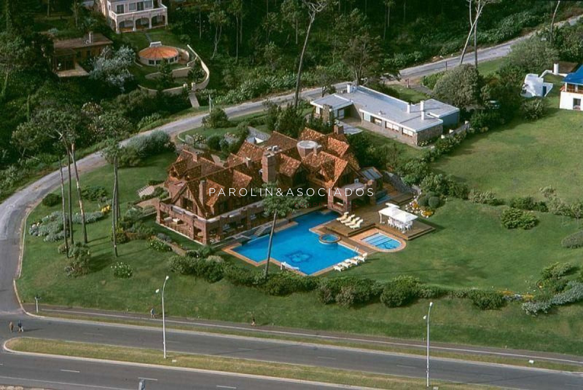 Casa en venta de 7 dormitorios en Pinares, Punta del Este.