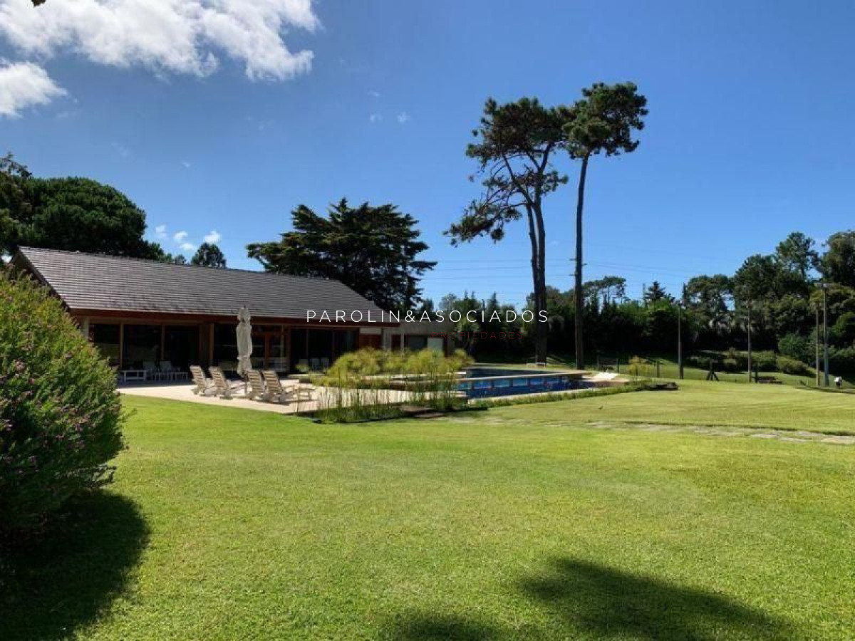 Casa en venta de 5 dormitorios en Country, Punta del Este.