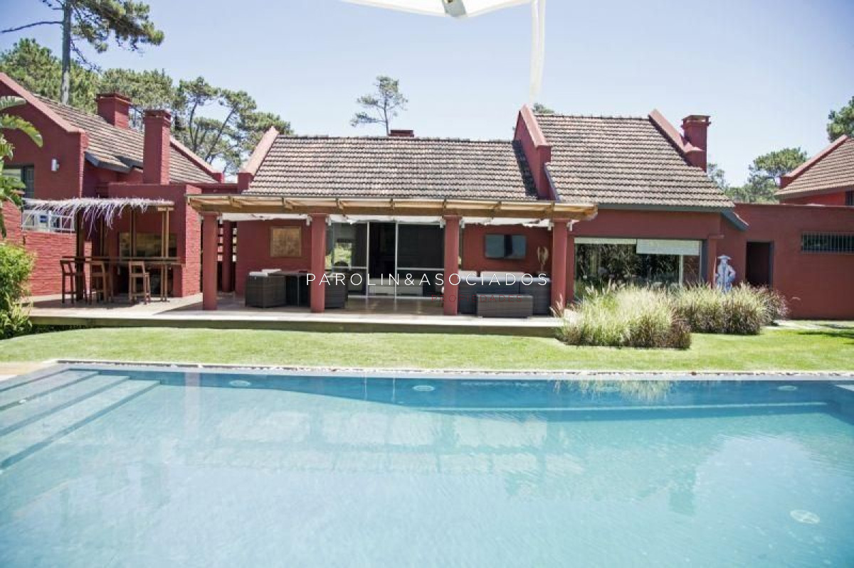 Casa en venta de 6 dormitorios en La Barra, Punta del Este.