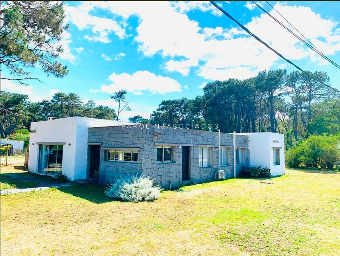 Casa de 3 dormitorios en venta en La Barra, Punta del Este.