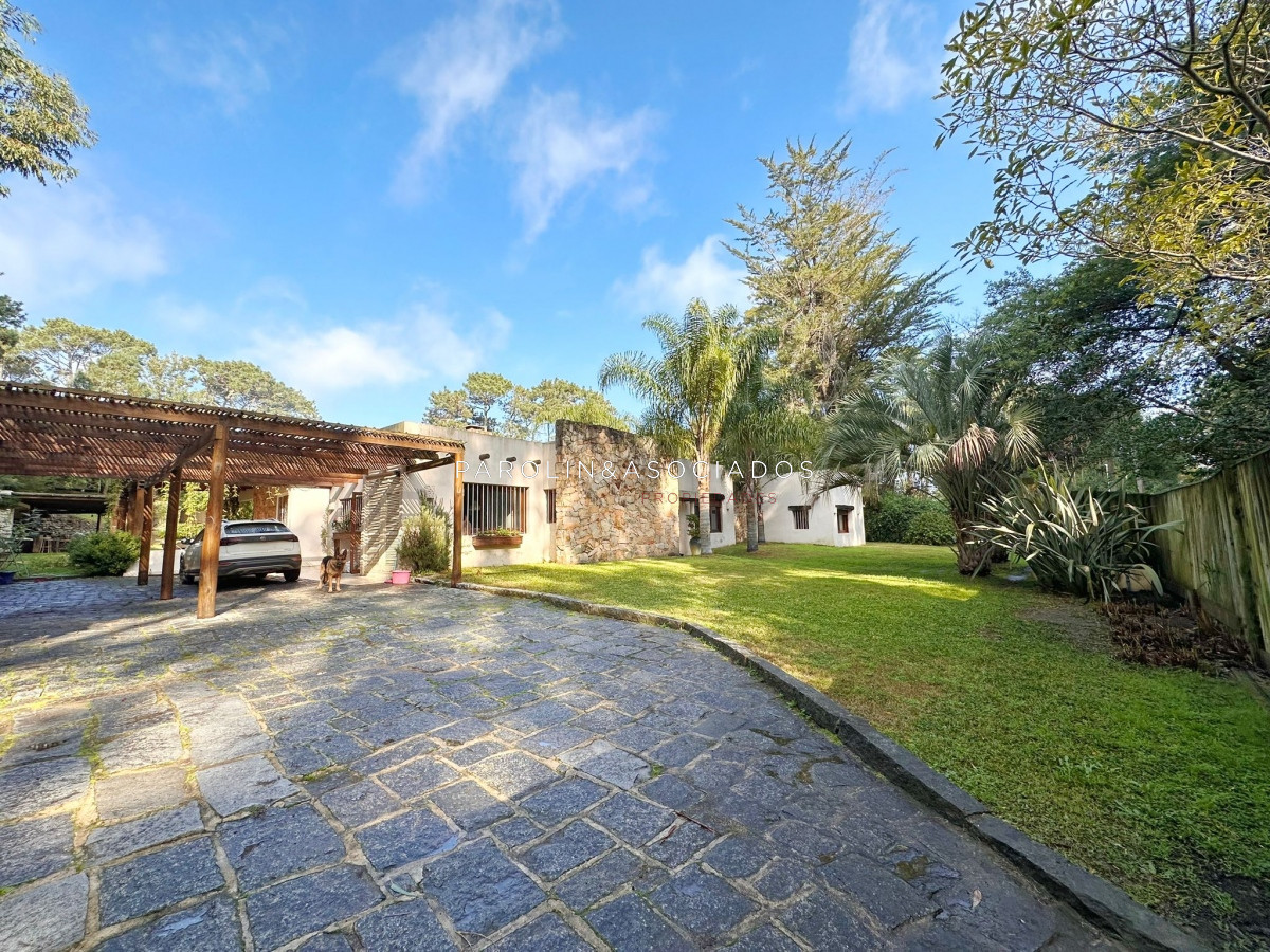 hermosa propiedad en venta de 4 dormitorios en zona lugano, punta del este. - jpa8308c