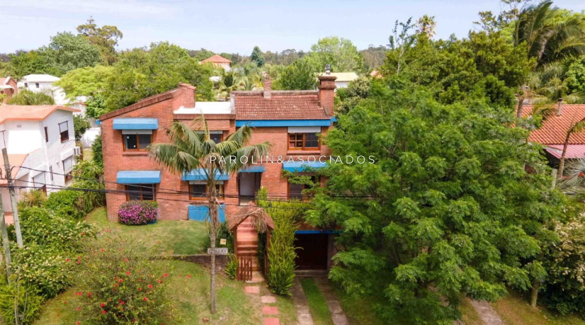 Casa de 5 dormitorios en venta en Pinares, Punta del Este.