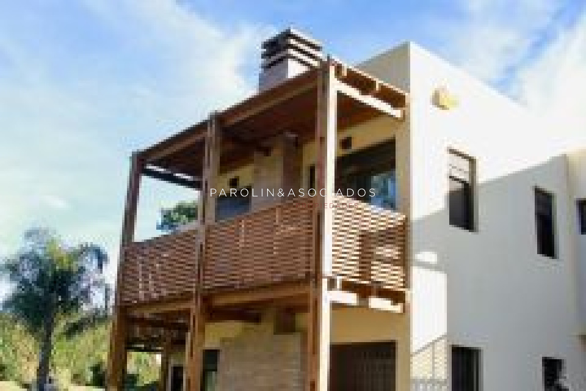 Moderna casa en venta de 3 dormitorios en Country, Punta del Este.