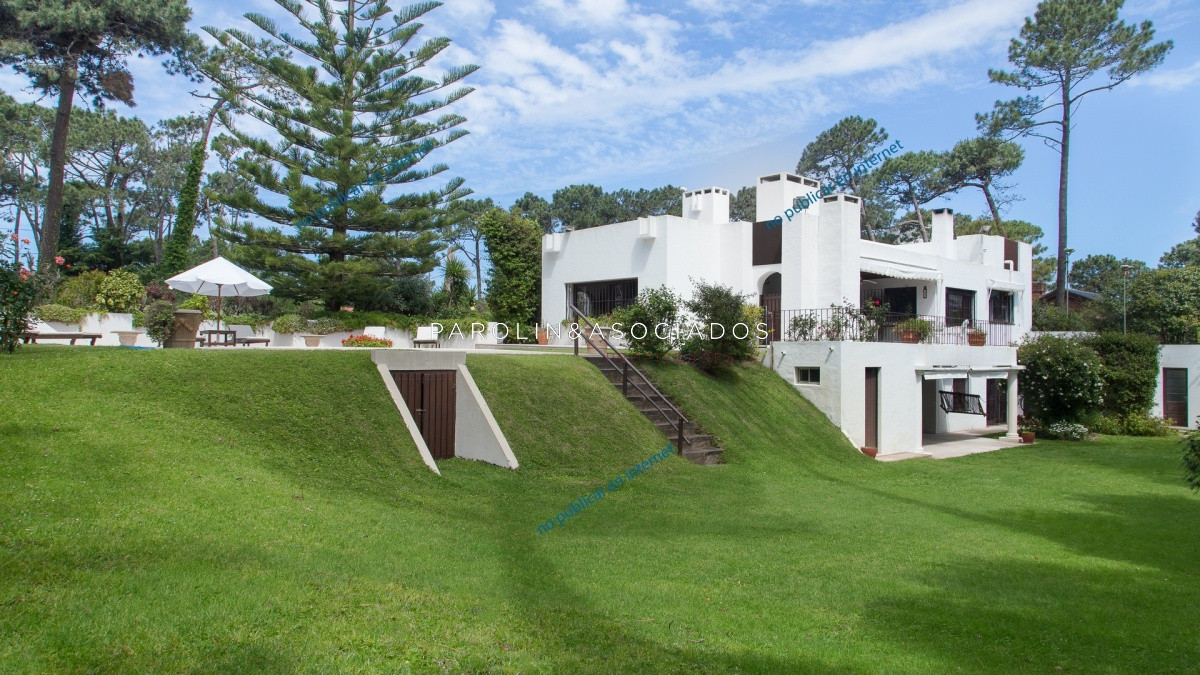 Casa en venta de 6 dormitorios en venta en Lugano, Punta del Este.