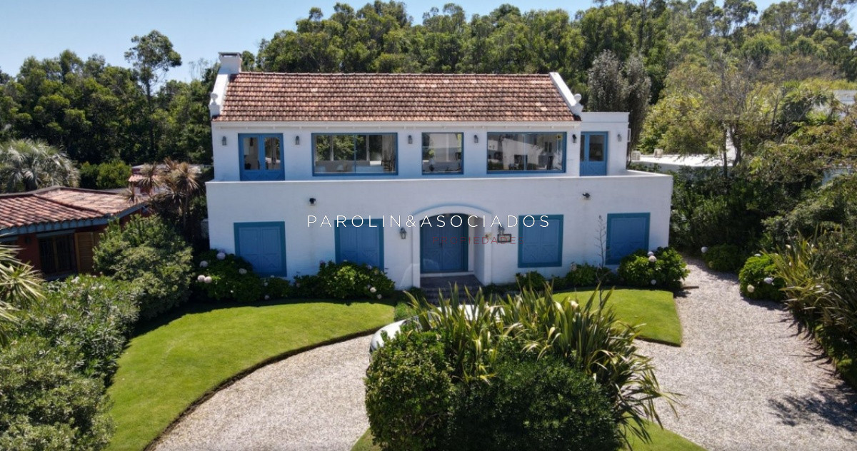 Hermosa casa en venta de 5 dormitorios en Solanas, Punta del Este.