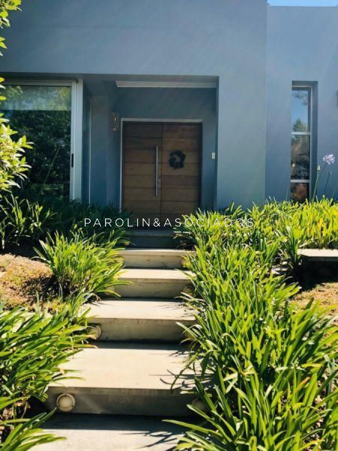 Moderna casa en venta en La Alborada, Punta del Este.