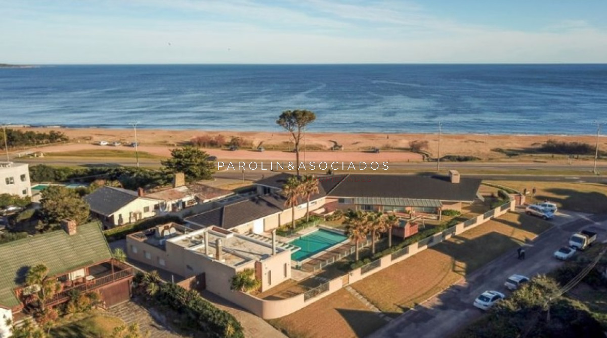 Hermosa casa en venta frente al mar, Punta del Este.