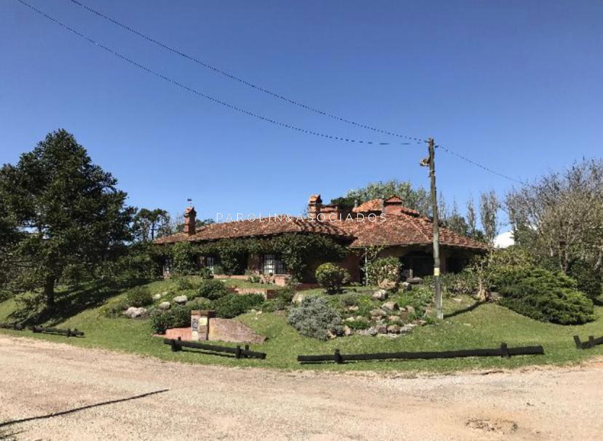 Casa de 3 dormitorios en venta en La Barra, Punta del Este.