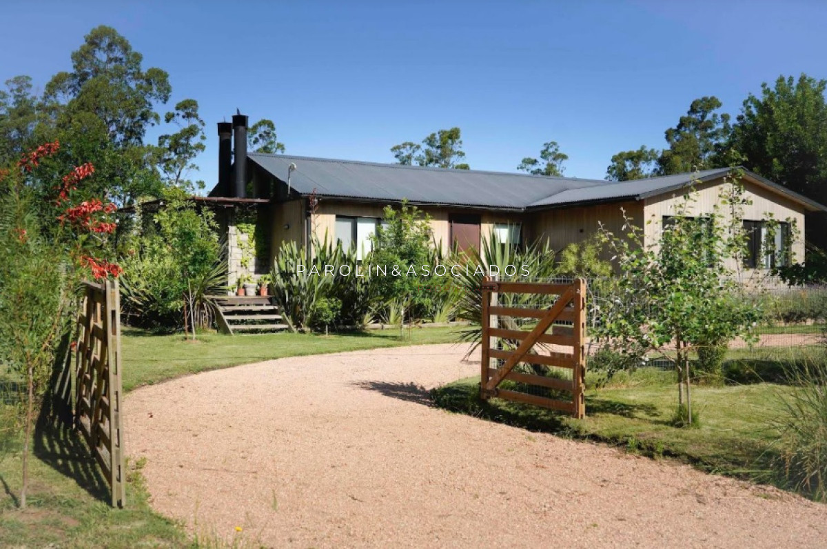 Casa de 3 dormitorios en venta en La Barra, Punta del Este.