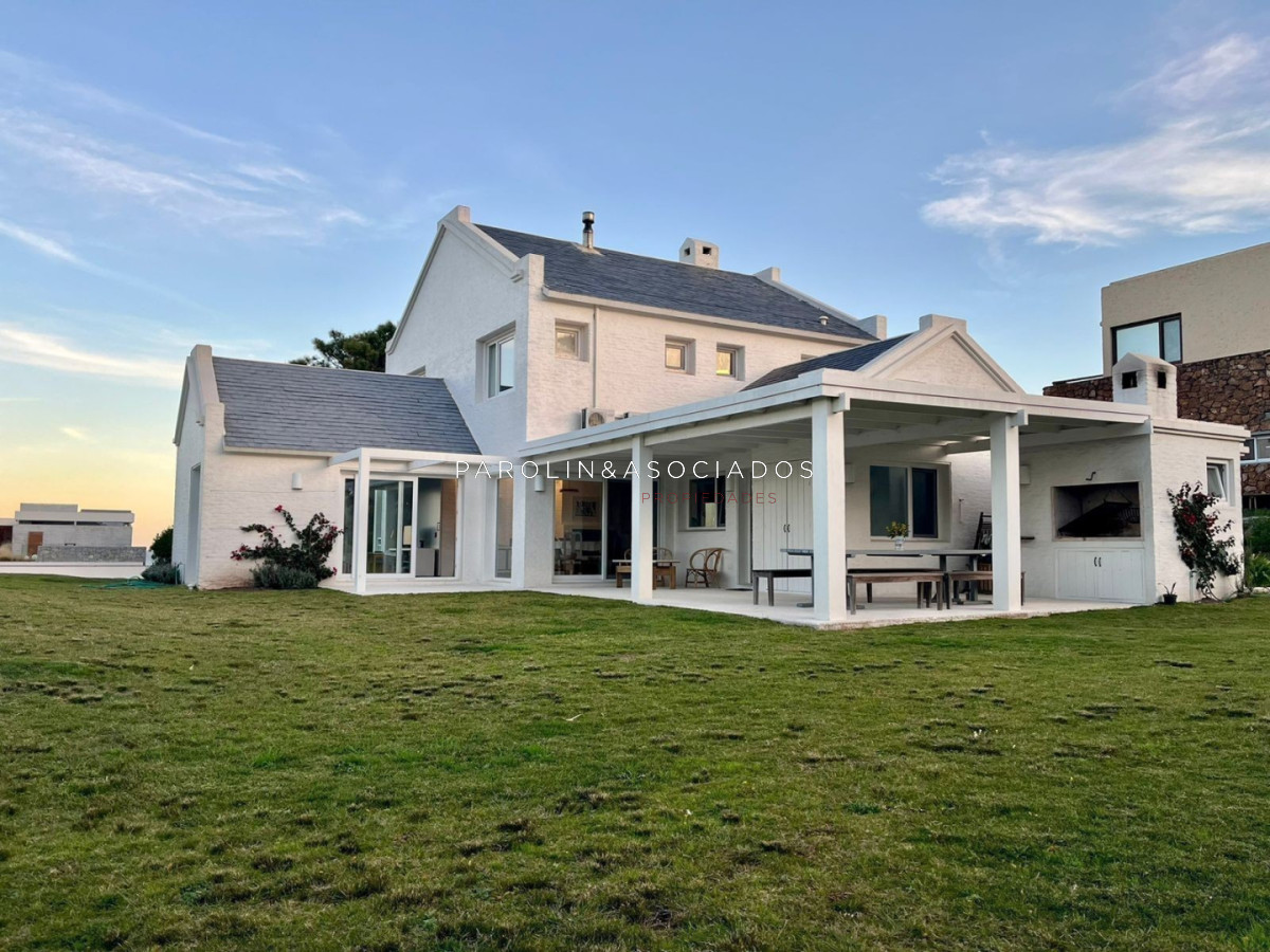 Casa en Venta de 4 Dormitorios en Laguna Blanca