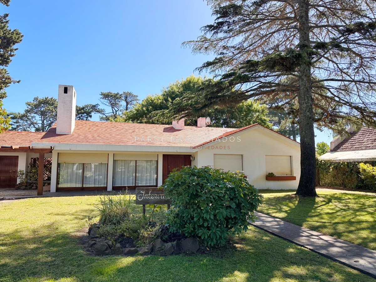 Casa en venta de 4 dormitorios y dependencia de servicio en playa Mansa, Punta del Este.