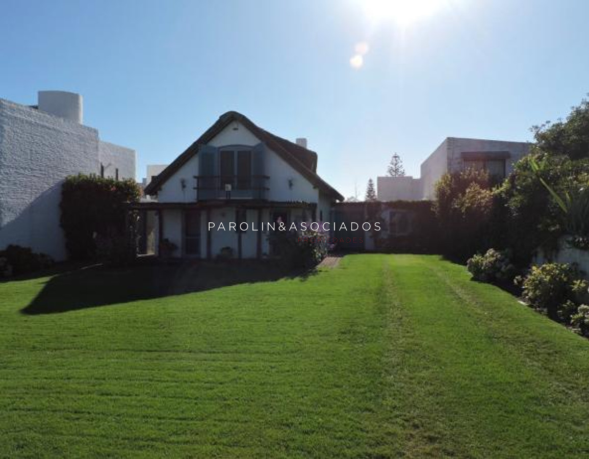 Casa de 5 dormitorios en venta en La Barra, Punta del Este.