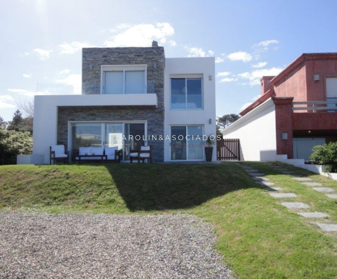Hermosa casa en venta de 4 dormitorios frente al mar en Montoya, Punta del Este. - JPA7473C
