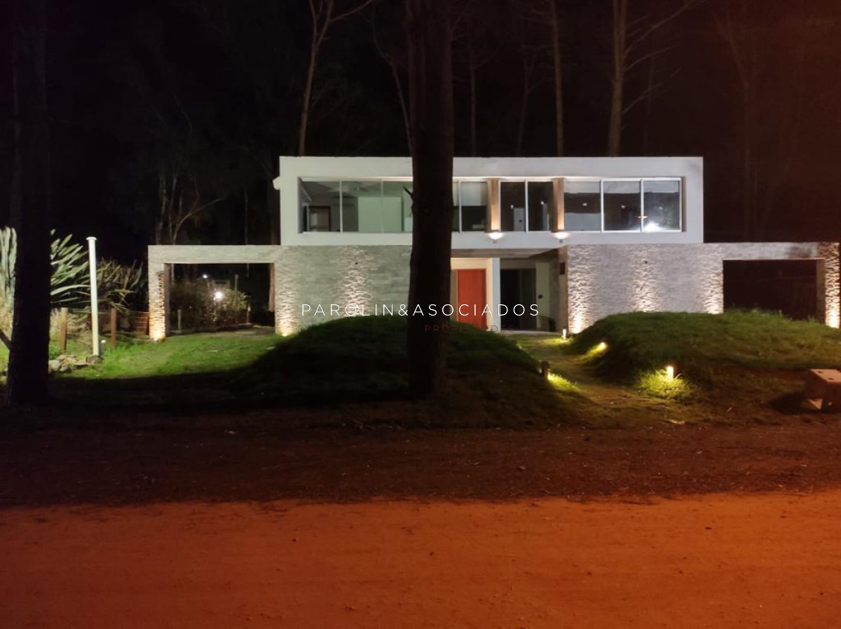 Casa en venta de 4 dormitorios en barrio privado Solanas, Punta del Este.