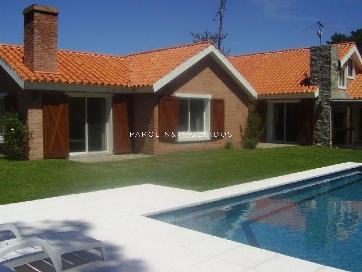 Muy linda casa de 3 dormitorios + piscina en venta en Mansa, Punta del Este. - JPA231C