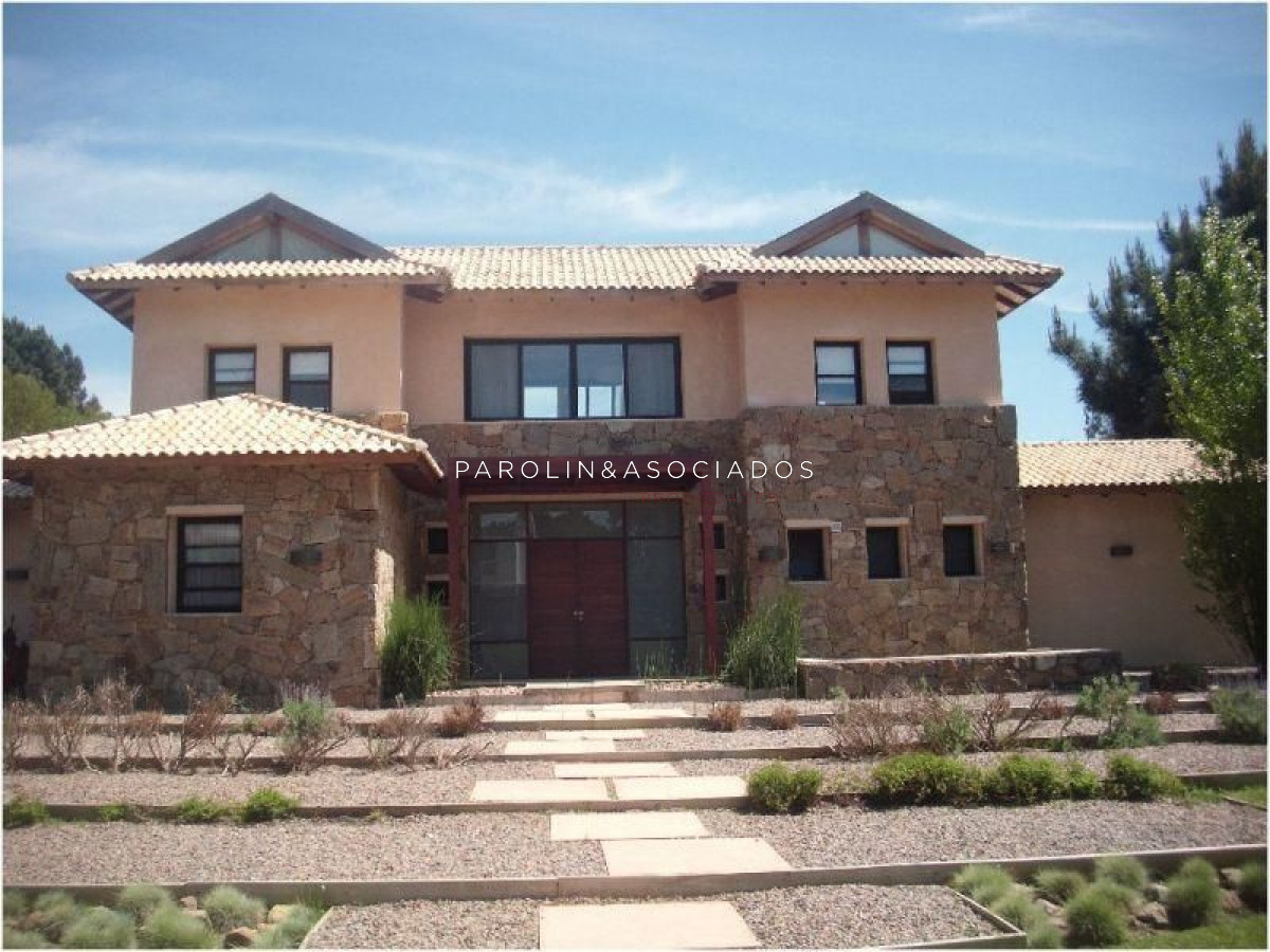 Moderna casa en venta de 3 dormitorios en Punta del Este.