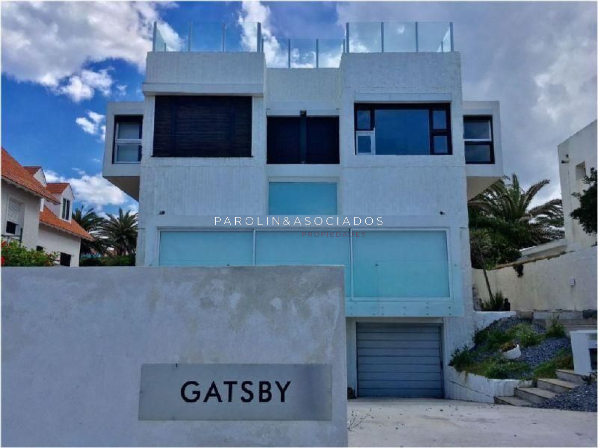 Casa en venta de 4 dormitorios frente al mar en Península, Punta del Este.