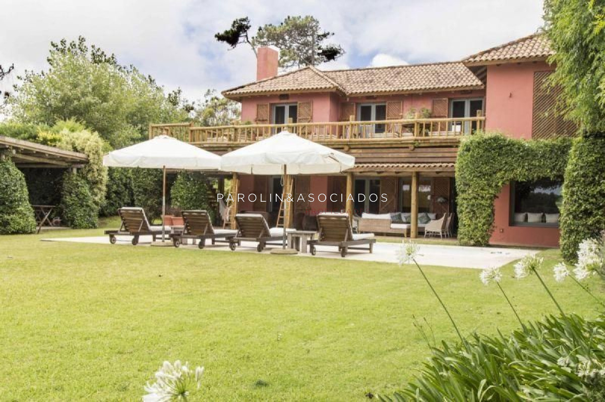 CASA DE  9 DORMITORIOS EN LA BARRA, PUNTA DEL ESTE