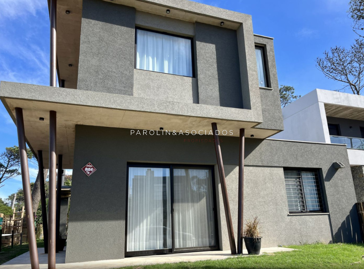 Casa en Venta de 3 Dormitorios en La Barra, Punta del Este