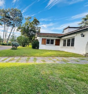 Casa en venta de 3 dormitorios en Playa Mansa, Punta del Este.