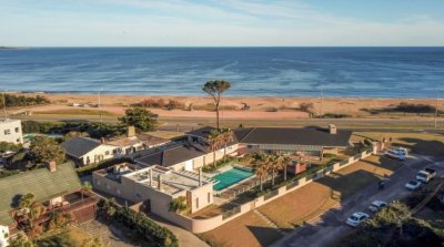 Hermosa casa en venta frente al mar, Punta del Este.