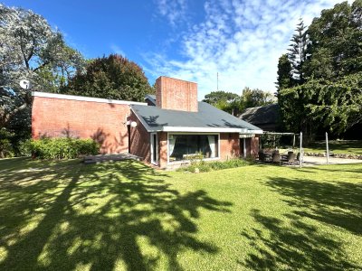 Casa en venta de 4 Dormitorios ubicada en Cantegril, Punta del Este