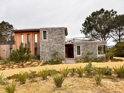 Casa en Venta de 4 Dormitorios en Laguna Escondida