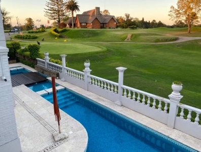 Hermosa casa en venta de 4 dormitorios en el Golf, Punta del Este.