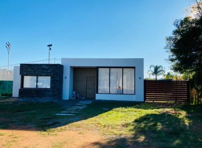 Casa de 2 dormitorios en venta en barrio privado La Residence, Punta del Este.