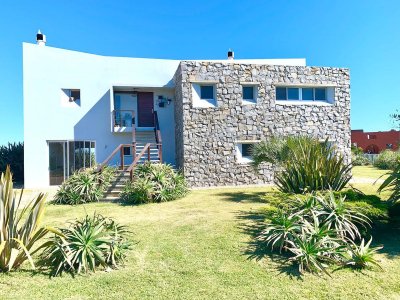 Casa en venta de 3 dormitorios en Manantiales, Punta del Este.