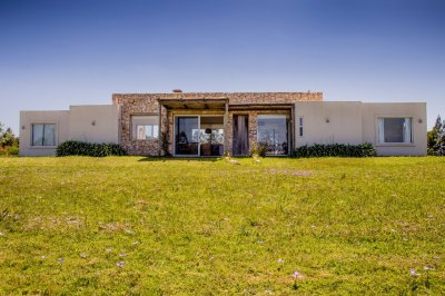 Excelente casa en venta de 3 dormitorios en La Barra, Punta del Este.