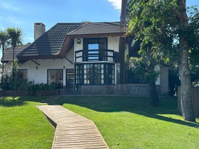 Casa en Venta de 4 Dormitorios ubicada en Pinares, Punta del Este