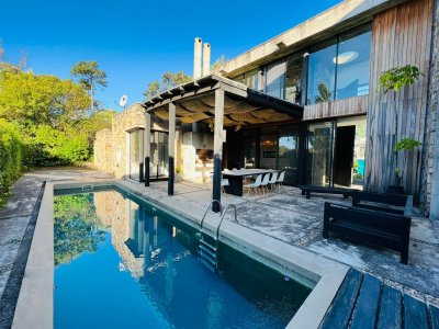 Casa en venta de 4 dormitorios en La Arbolada, Punta del Este.