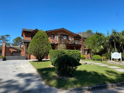 Hermosa casa en venta de 3 dormitorios en Punta del Este.