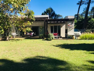 Casa en venta de 3 dormitorios en barrio cerrado La Alborada, Punta del Este.