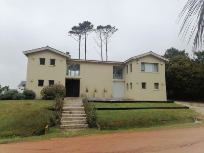 Casa en Venta de 4 Dormitorios en Barrio Privado Laguna Blanca
